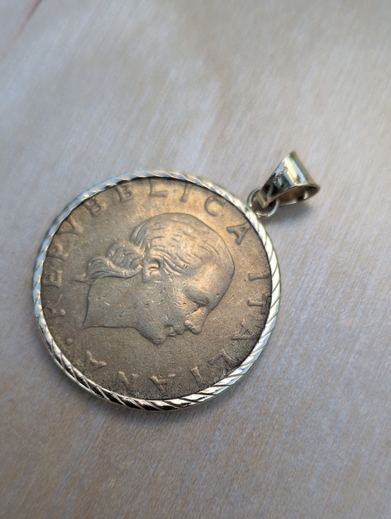 Jewelry - 14k frame Vintage Italian Lira Coin Pendant
